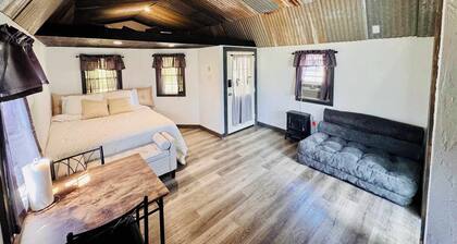 Cozy single room cottage with private bathroom and kitchenette. Perfect Getaway