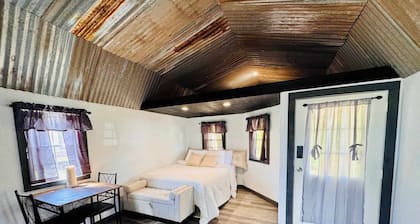 Cozy single room cottage with private bathroom and kitchenette. Perfect Getaway