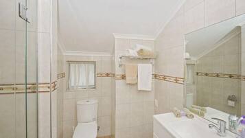 Een douche, handdoeken, zeep, shampoo