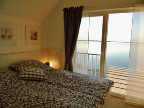 2 slaapkamers, individueel gemeubileerd, een strijkplank/strijkijzer
