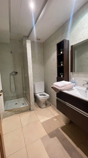 Dusche, Bidet, Handtücher, Seife