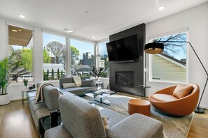 Smart-TV, Kamin, Bücher