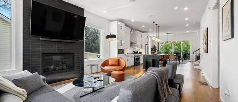 Smart-tv, een open haard en boeken