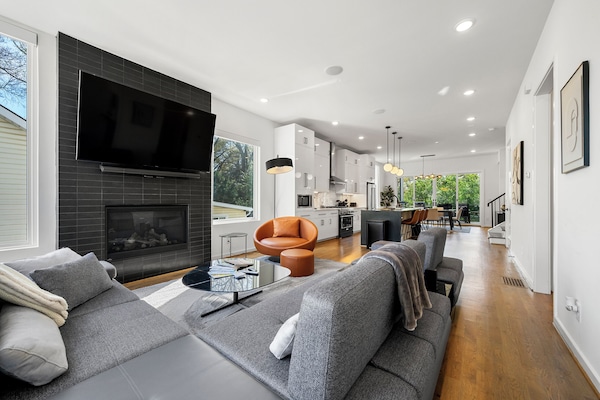 Smart TV, chimenea y libros