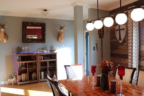 Dining - Dirty South Bayou Bed & Breakfast - Only 25 min from downtown NOLA (New Orleans)