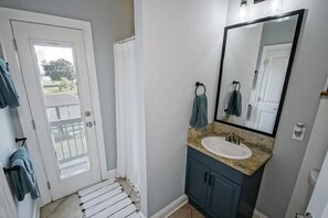 Shower, hair dryer, towels, soap - Dirty South Bayou Bed & Breakfast - Only 25 min from downtown NOLA (New Orleans)