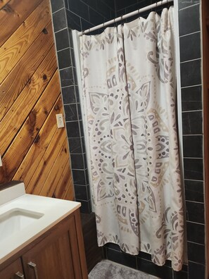 Douche, sèche-cheveux, serviettes fournies, savon