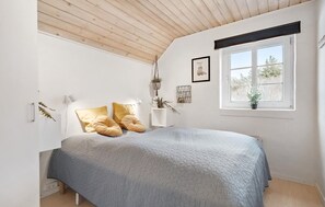 6 bedrooms, travel crib, free WiFi - Awesome home in Ringkøbing with sauna (Ringkøbing)