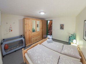 2 chambres, ameublement personnalisé, fer et planche à repasser