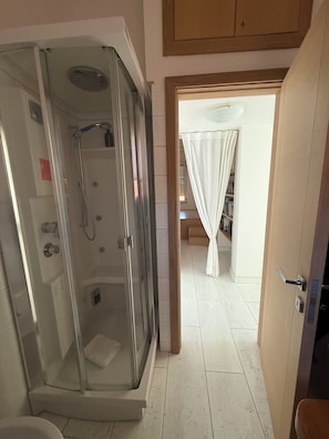Bruser, hårtørrer, bidet, håndklæder