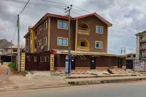 Exterior - Fairways Apartments: Delightful 1 bed apartment 10 mins from Winners Chapel Ota (Ota)