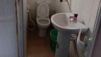 Douche, serviettes fournies, savon, papier toilette
