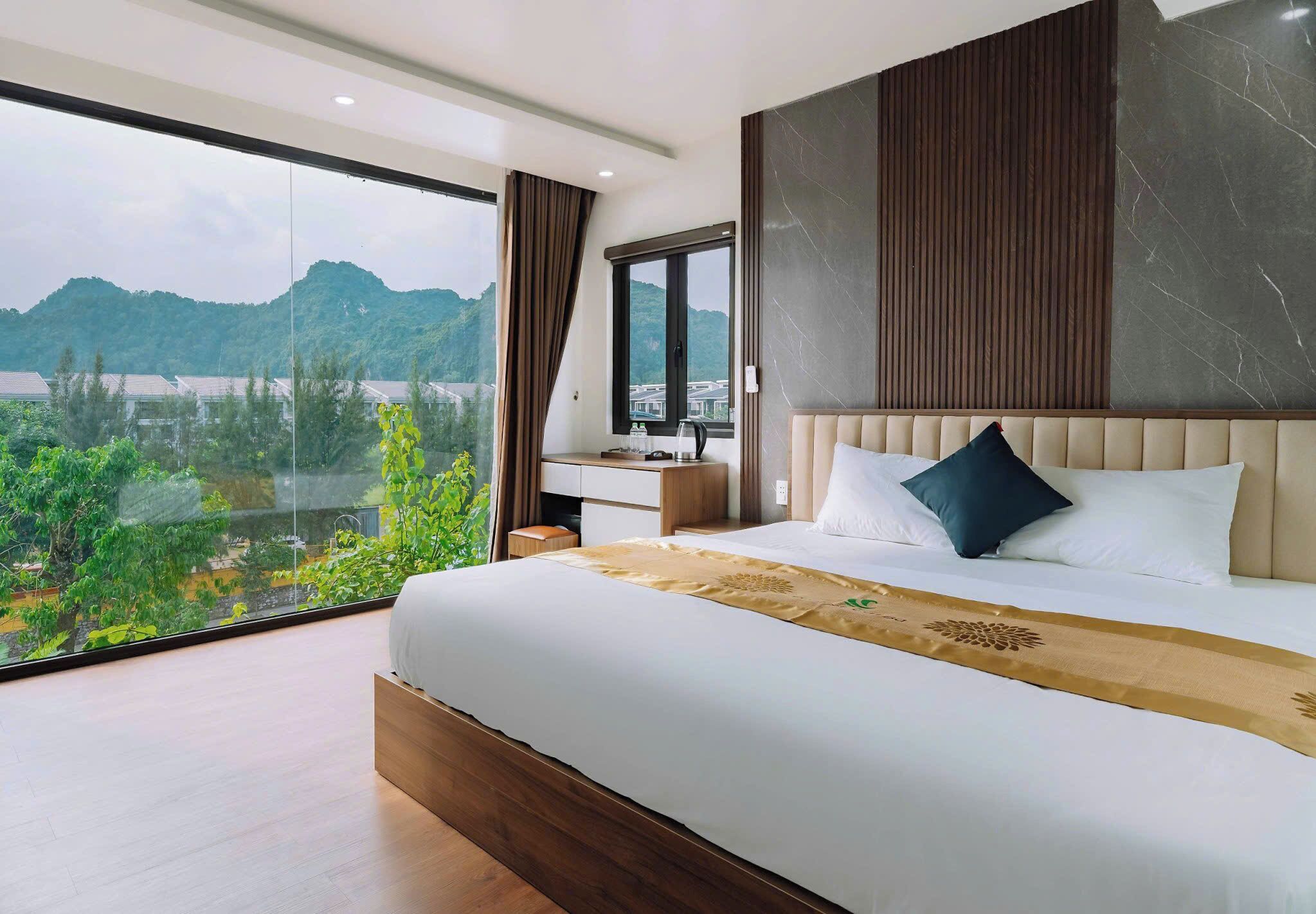Quarto luxo | Roupas de cama premium, edredons de pluma, frigobar, escrivaninha