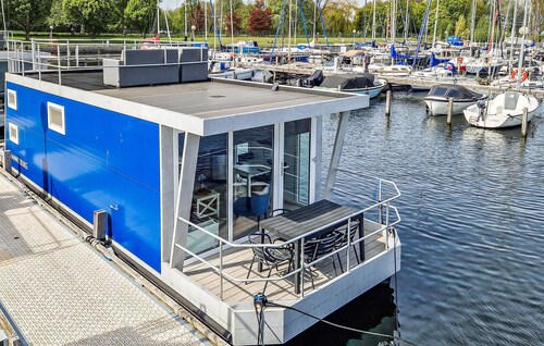 Beau bateau à Naarden avec vue sur le.
