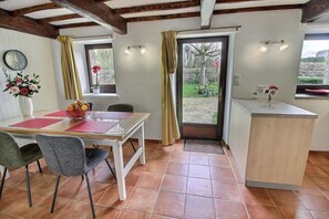 Dining - Gîte de Kerberso near Paimpol in Côtes-d'Armor (Pléhédel)