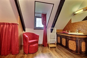 Shower, hair dryer, toilet paper