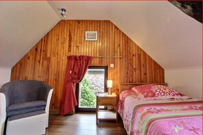 3 bedrooms, iron/ironing board, internet, bed sheets