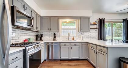 Beautiful Updated 4 Bedroom Home in Huntington, King Bed, Close to University!