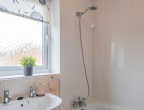 Ferienhaus | Badezimmer | Komfortbadewanne, Haartrockner, Handtücher