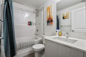 吹风机、毛巾、肥皂、洗发水