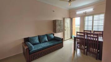 Apartment | Ruang tamu | TV