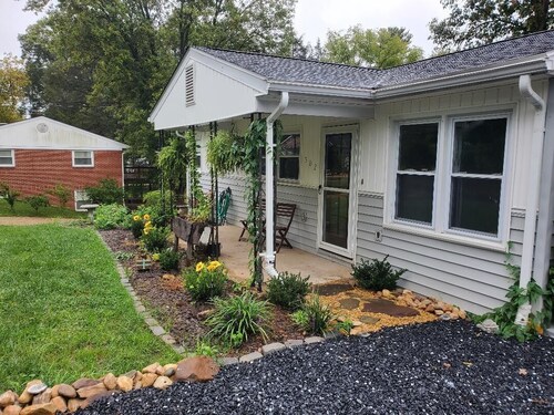 Charming RiversideCottage- Firepit, Yard, pet friendly 