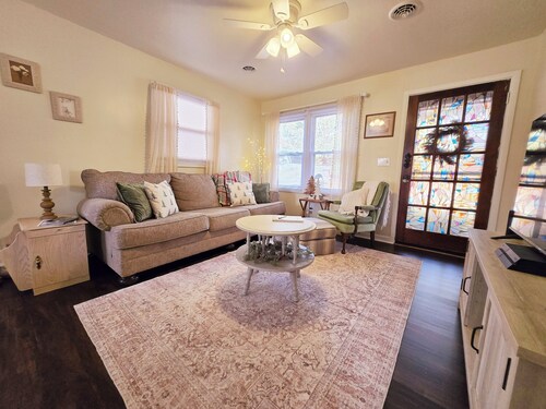 Charming RiversideCottage- Firepit, Yard, pet friendly 