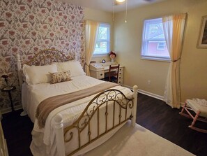 3 bedrooms, desk, iron/ironing board, free WiFi