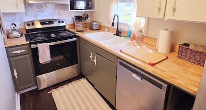 Charming RiversideCottage- Firepit, Yard, pet friendly