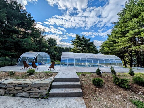 Indoor Pool, 7 bdrm, Designer Home, Hot Tub, Stunning Kitchen 