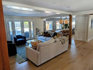 Smart TV - Indoor Pool, 11 yrs hosting, 7 bdrm, Hot Tub, Designer Home, Stunning Kitchen (Yulan)