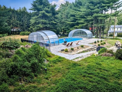 Indoor Pool, 11 yrs hosting, 7 bdrm, Hot Tub, Designer Home, Stunning Kitchen