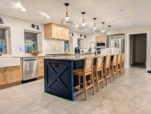 Microwave, oven, stovetop, dishwasher - Indoor Pool, 11 yrs hosting, 7 bdrm, Hot Tub, Designer Home, Stunning Kitchen (Yulan)