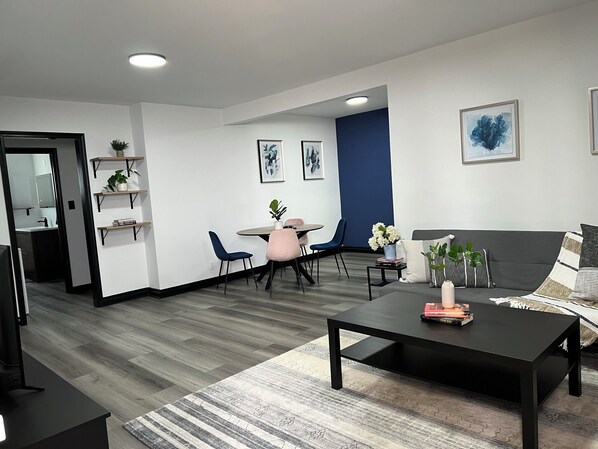 Smart TV - Chic 1-bedroom/1bath apartment with AC, WiFi in phenomenal Hollywood (Los Angeles)
