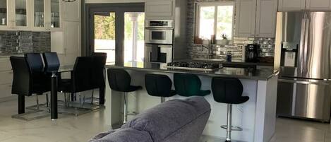 Frigorífic, microones, forn i placa de cuina