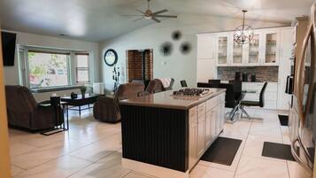 Réfrigérateur, micro-ondes, four, plaque de cuisson