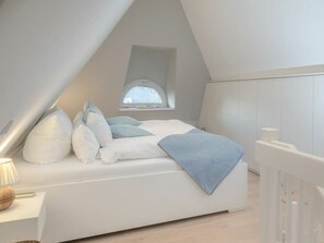 1 habitación, muebles diferentes y tabla de planchar con plancha