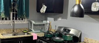 25 minutes from Kingston! Cozy Retreat in The Orchards, St. Catherine