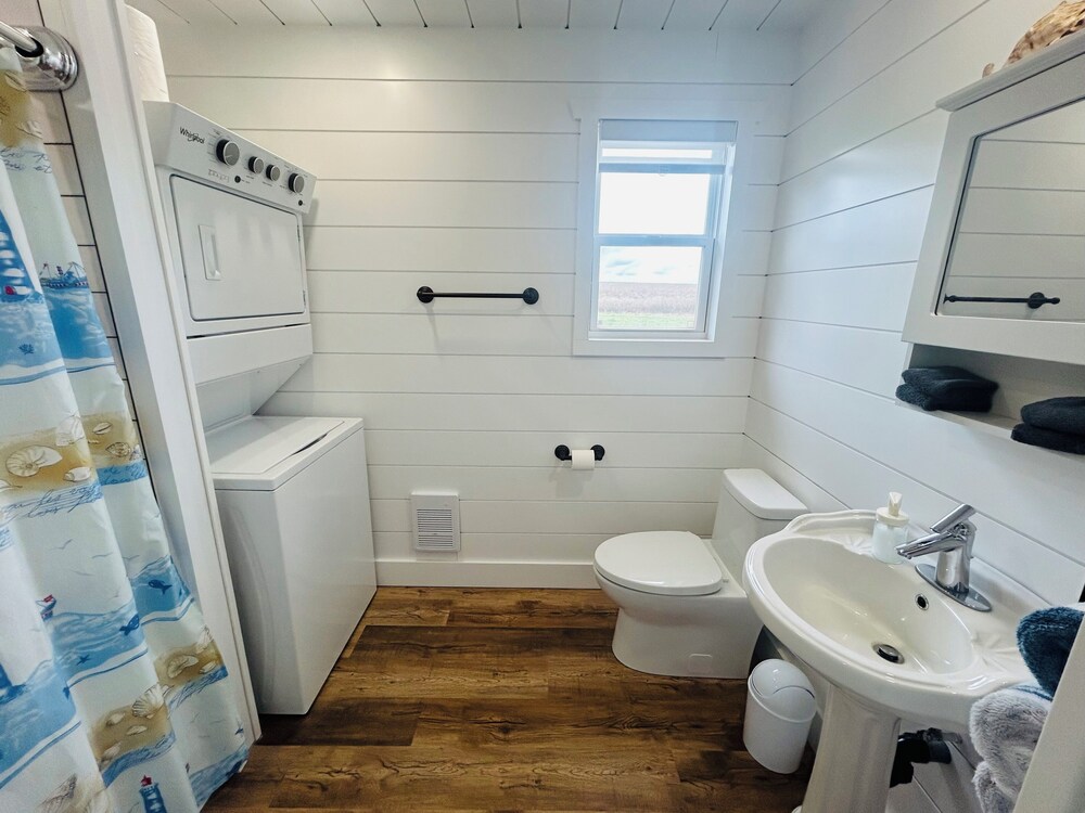 The Blue Buoy Hot tub, King bed, Centrally located, stunning views. Malpeque Vrbo