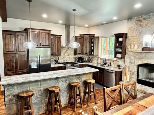 Riverfront Luxury Cabin With Pond And Hot Tub.