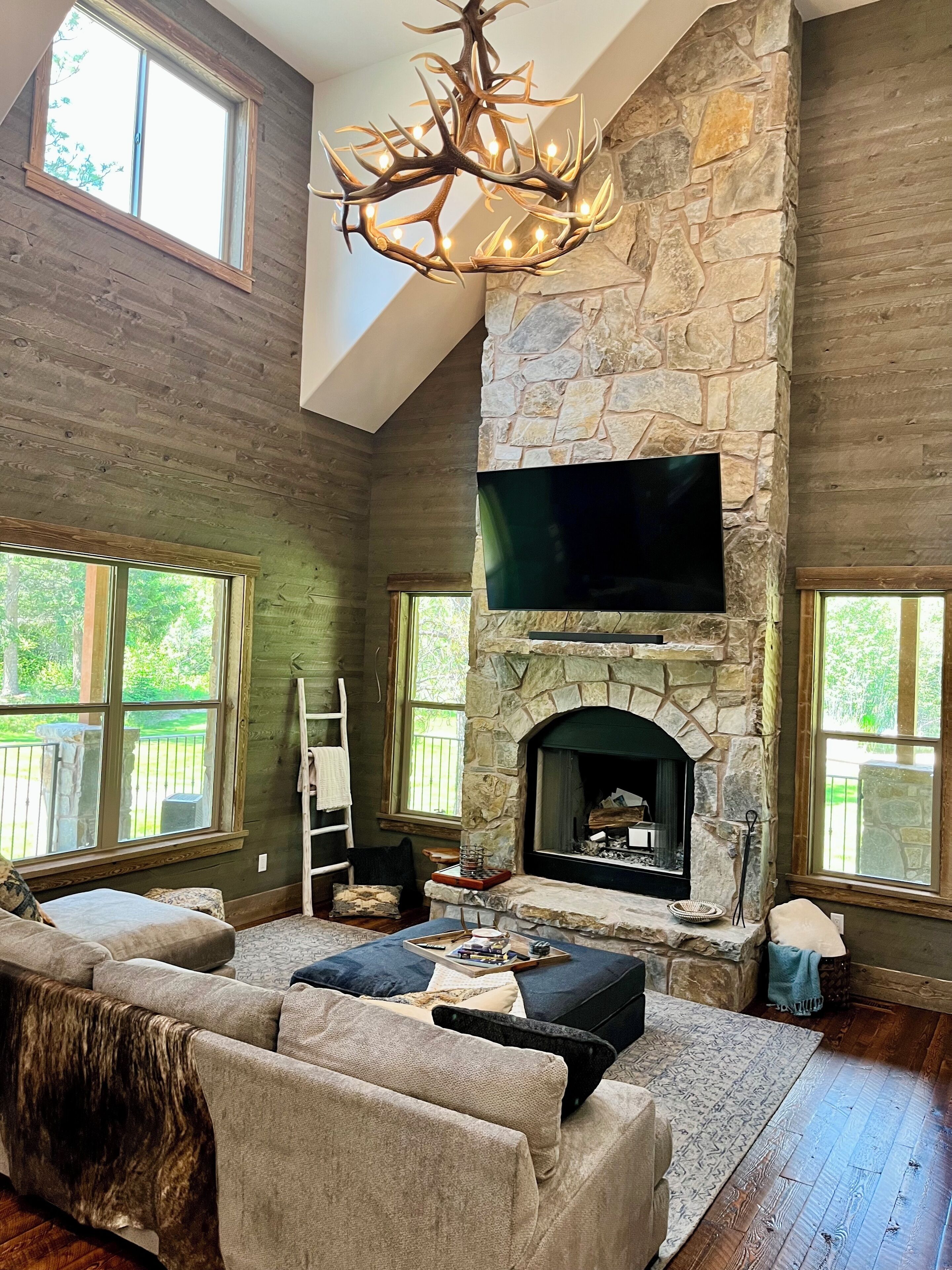 Fernseher, Kamin, Tischfußball