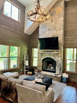 Televisio, takka, pöytäjalkapallopöytä