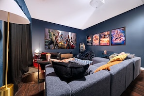 Smart-tv, tv-spel, bordsfotboll och ett bordtennisbord