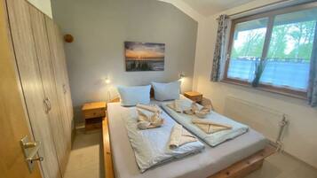 2 kamar tidur dan dilengkapi dengan perabotan berbeda-beda