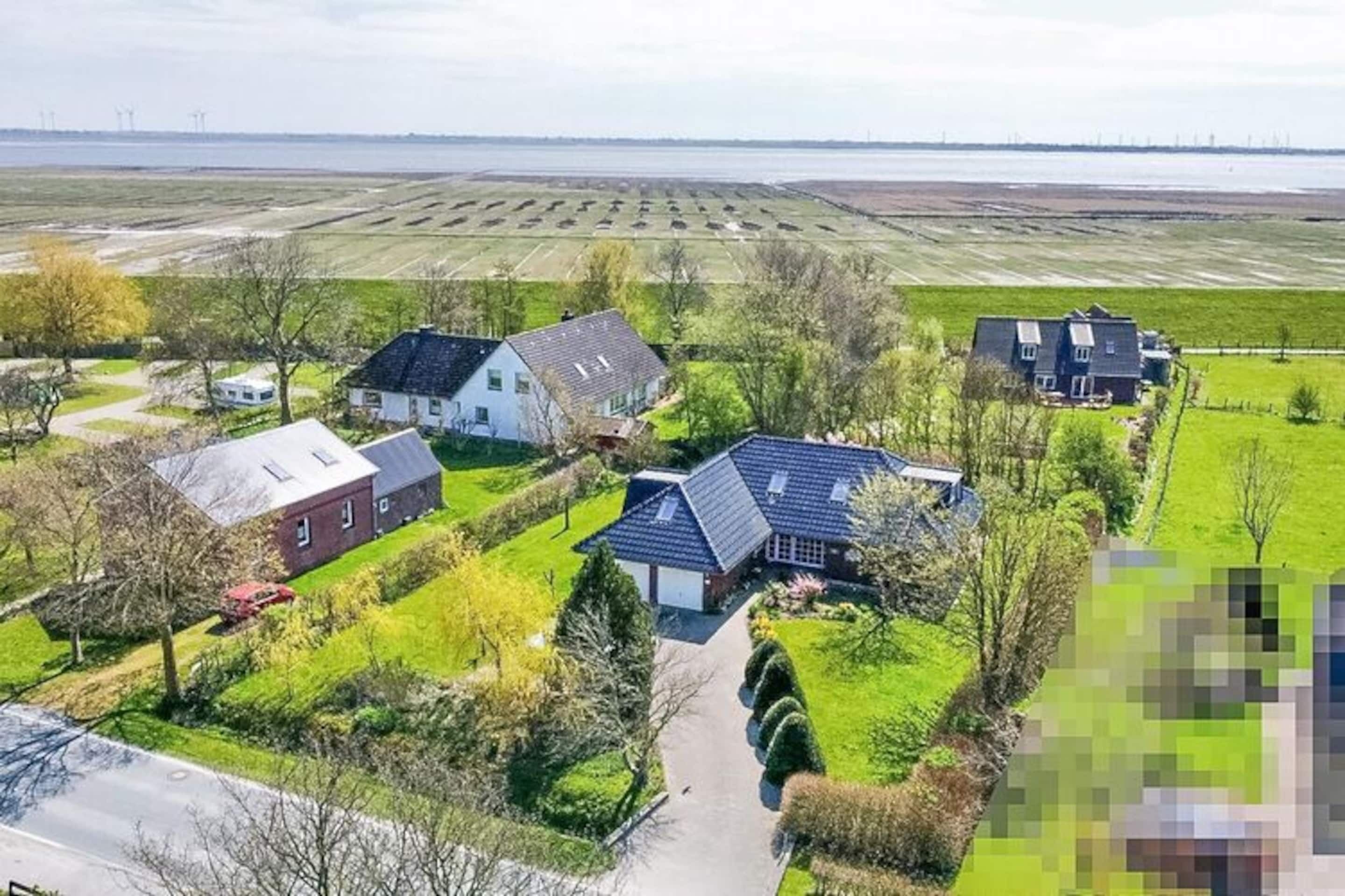 Un quartier résidentiel avec des maisons, une route et des champs.
