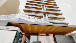 Un bâtiment moderne avec une enseigne indiquant « Sala de Ventas », ce qui signifie qu’il s’agit d’un espace dédié aux ventes.