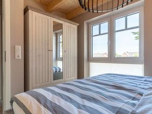 2 chambres, ameublement personnalisé, fer et planche à repasser