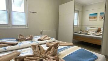 2 kamar tidur dan dilengkapi dengan perabotan berbeda-beda