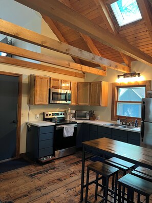 Køleskab, mikrobølgeovn, ovn, kogeplade