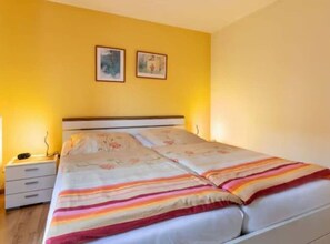 2 chambres, ameublement personnalisé, fer et planche à repasser